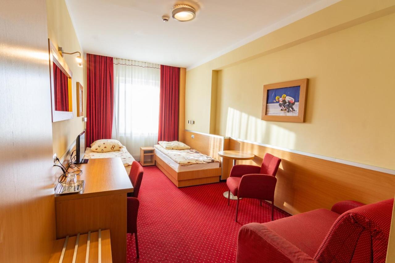 Dom Sportowca Blonie - Mosir Hotel ซาน็อค ภายนอก รูปภาพ